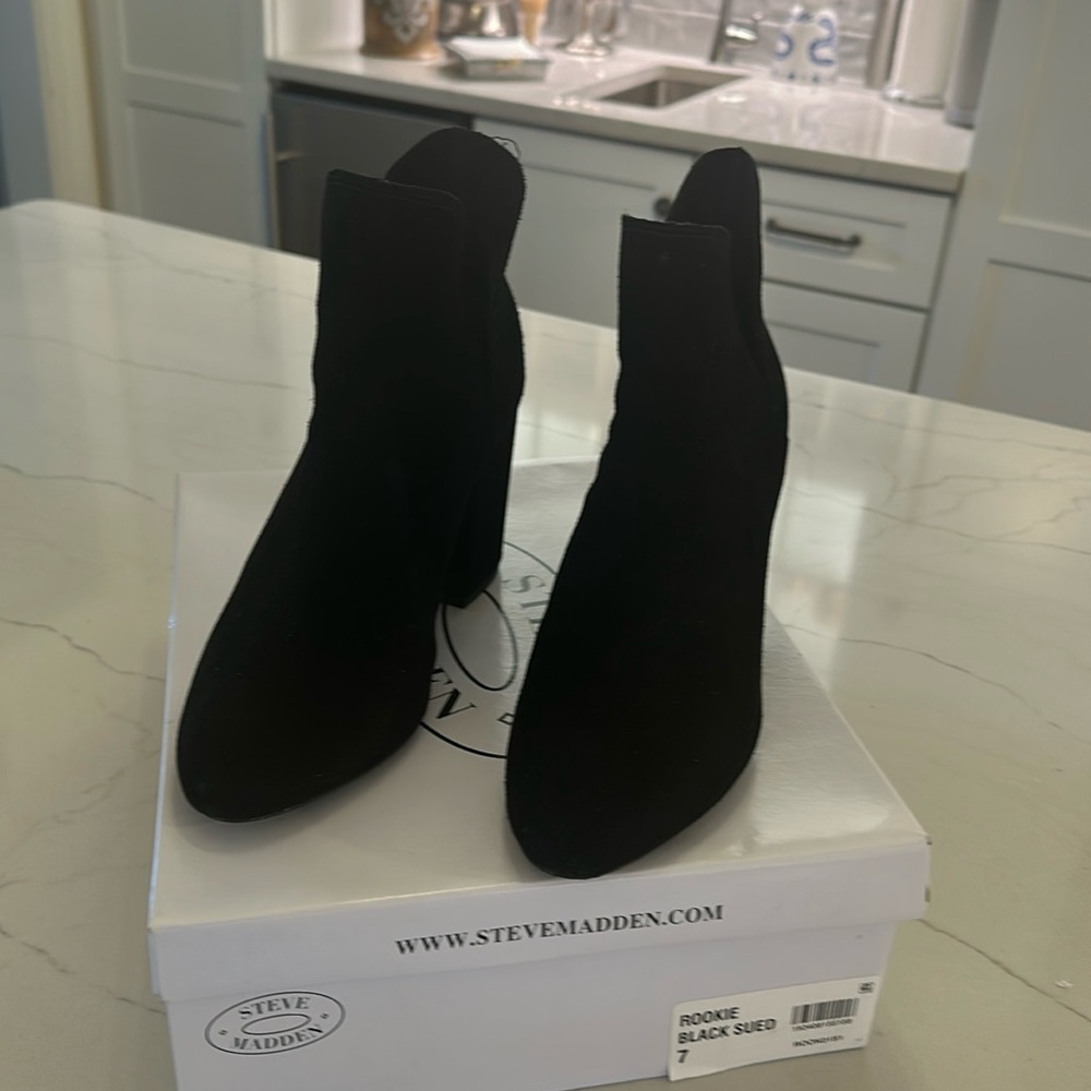 Steve Madden Rookie Black Suede Booties Size 7